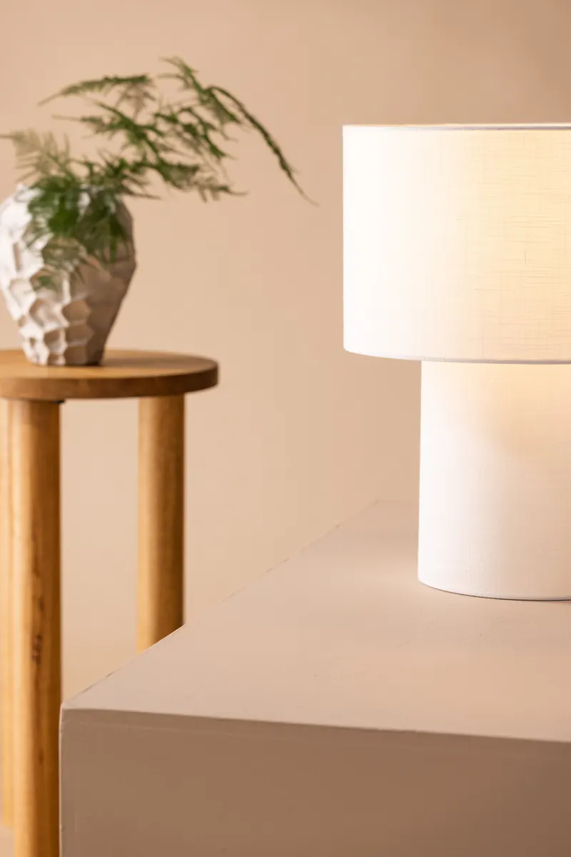 Globia Tischlampe mit Stoffbezug in Leinenoptik, im Wohnraum, Ansicht 2