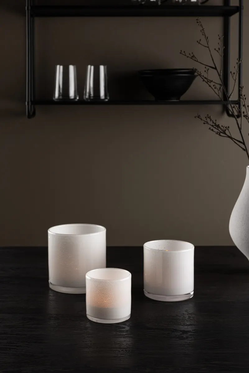 Glora zylindrisches Windlicht aus Glas in Ø 8 cm, Weiß, im Wohnraum, Ansicht 1