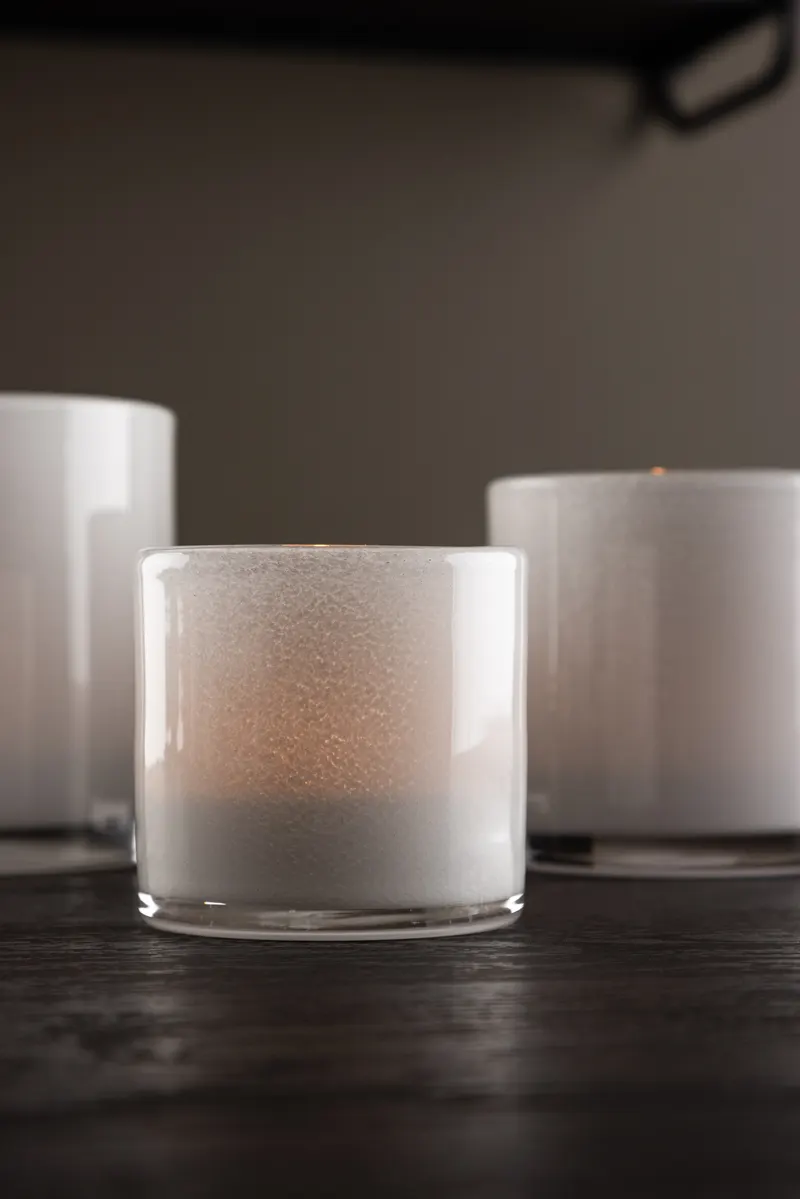 Glora zylindrisches Windlicht aus Glas in Ø 8 cm, Weiß, im Wohnraum, Ansicht 2