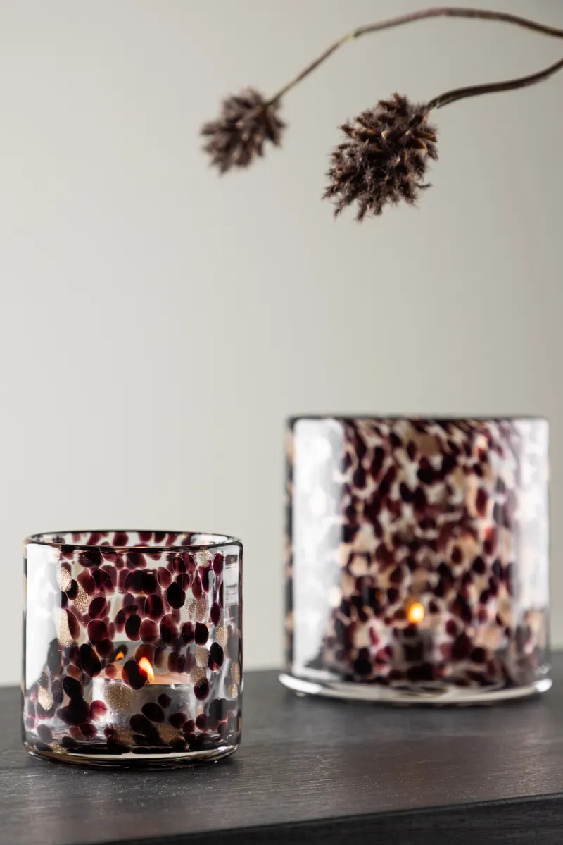 Glora zylindrisches Windlicht aus Glas in Ø 8 cm, Schwarz, im Wohnraum, Ansicht 1
