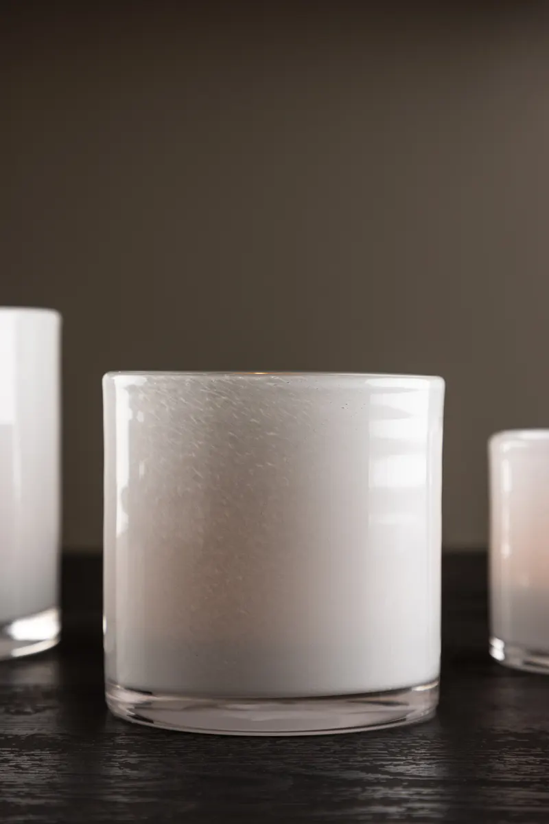 Glora zylindrisches Windlicht aus Glas in Ø 10 cm, Weiß, im Wohnraum, Ansicht 2