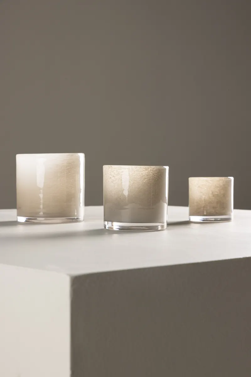 Glora zylindrisches Windlicht aus Glas in Ø 10 cm, Beige, im Wohnraum, Ansicht 1