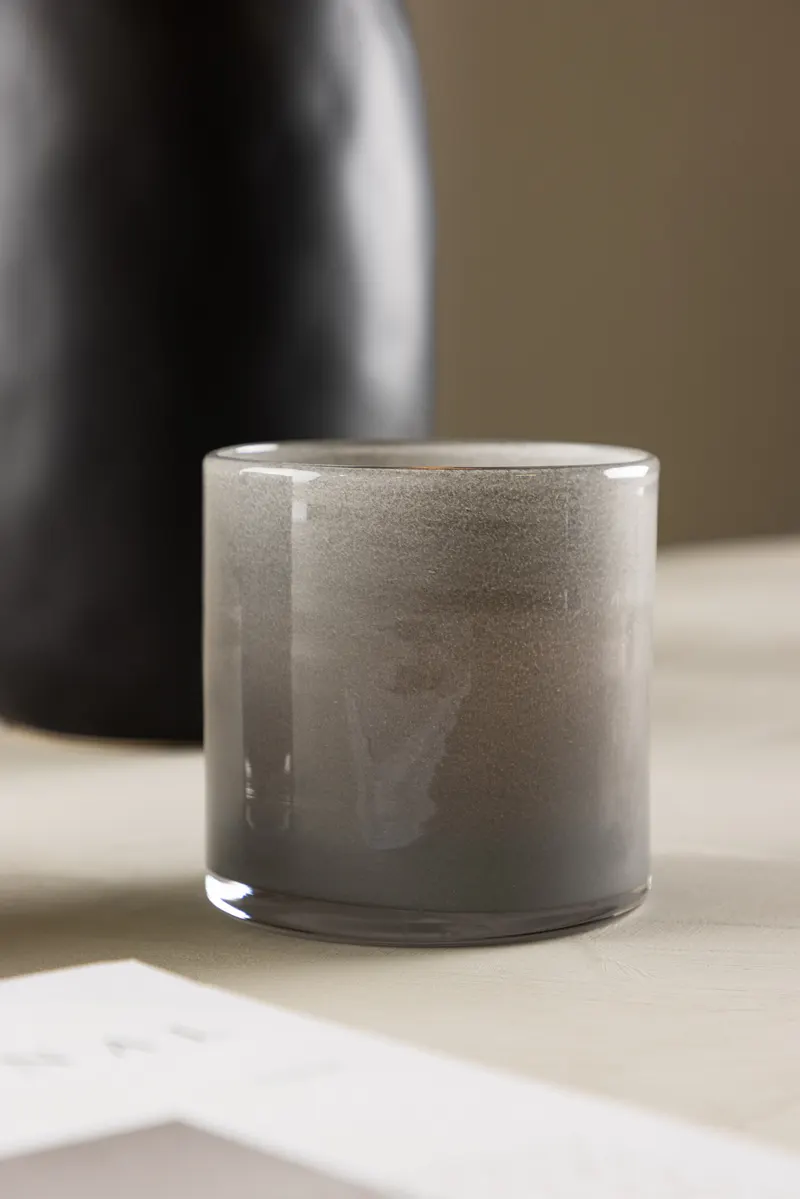 Glora zylindrisches Windlicht aus Glas in Ø 10 cm, Hellgrau, im Wohnraum, Ansicht 1