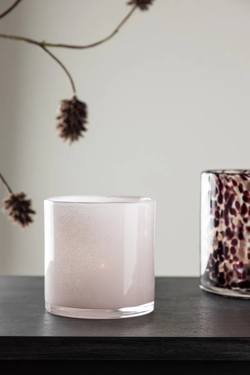 Glora zylindrisches Windlicht aus Glas in Ø 10 cm, Hellrosa, im Wohnraum, Ansicht 1