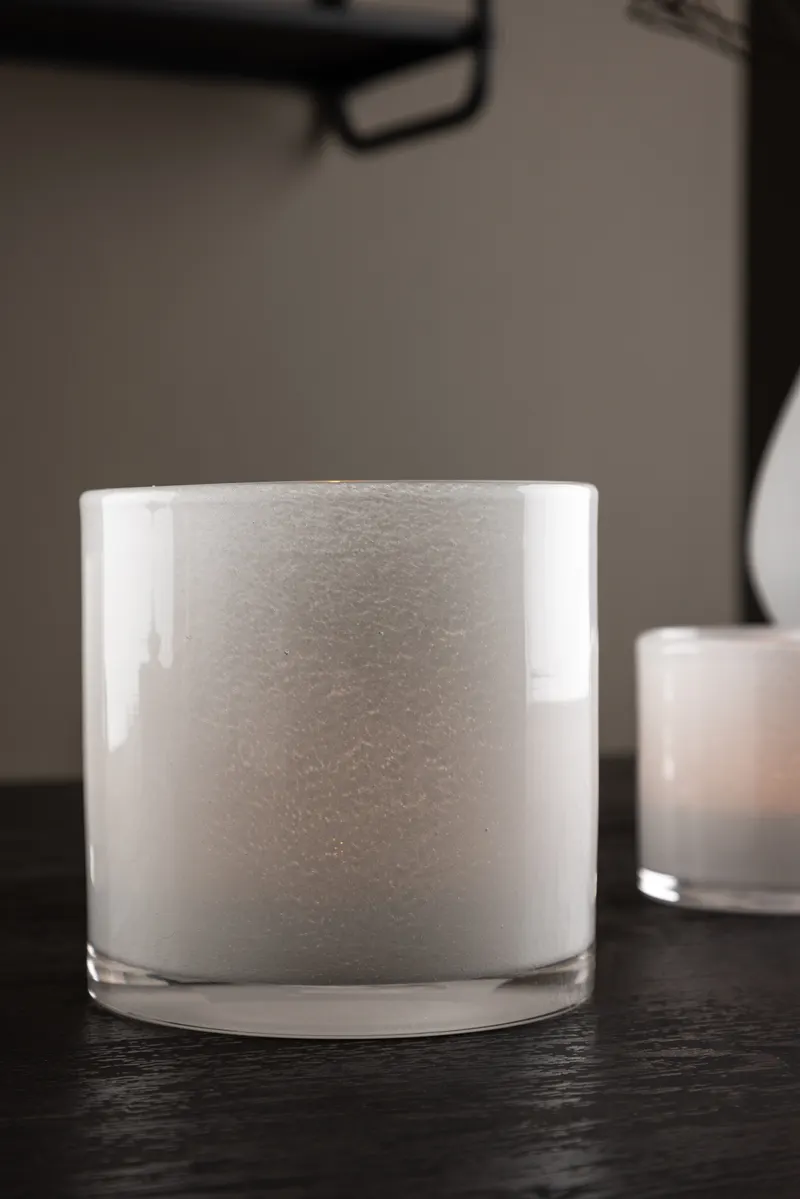 Glora zylindrisches Windlicht aus Glas in Ø 12 cm, Weiß, im Wohnraum, Ansicht 2