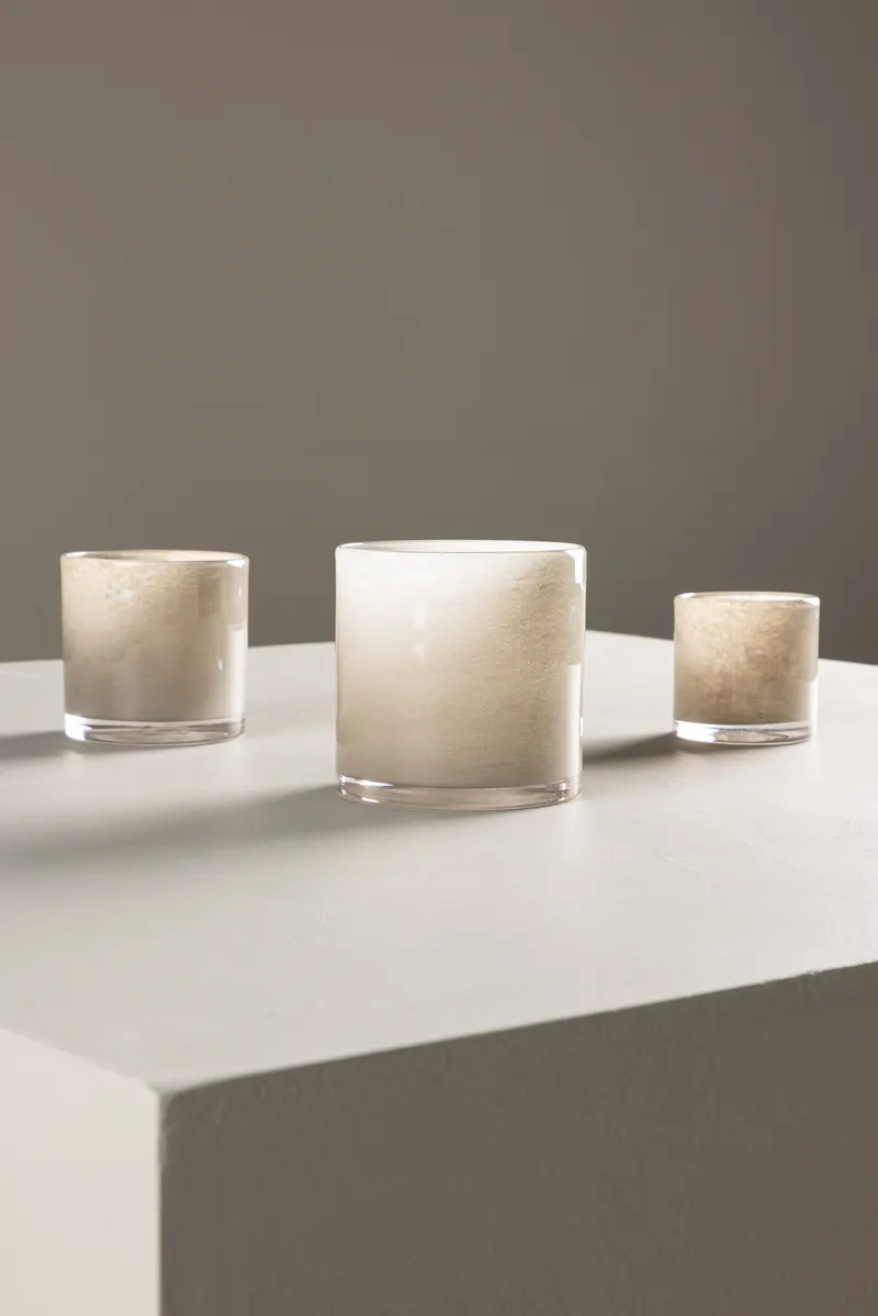 Glora zylindrisches Windlicht aus Glas in Ø 12 cm, Beige, im Wohnraum, Ansicht 1