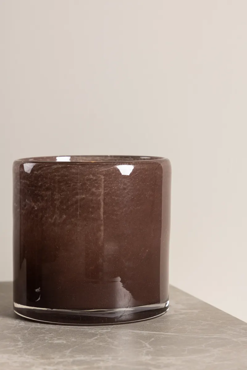 Glora zylindrisches Windlicht aus Glas in Ø 12 cm, Braun, im Wohnraum, Ansicht 1