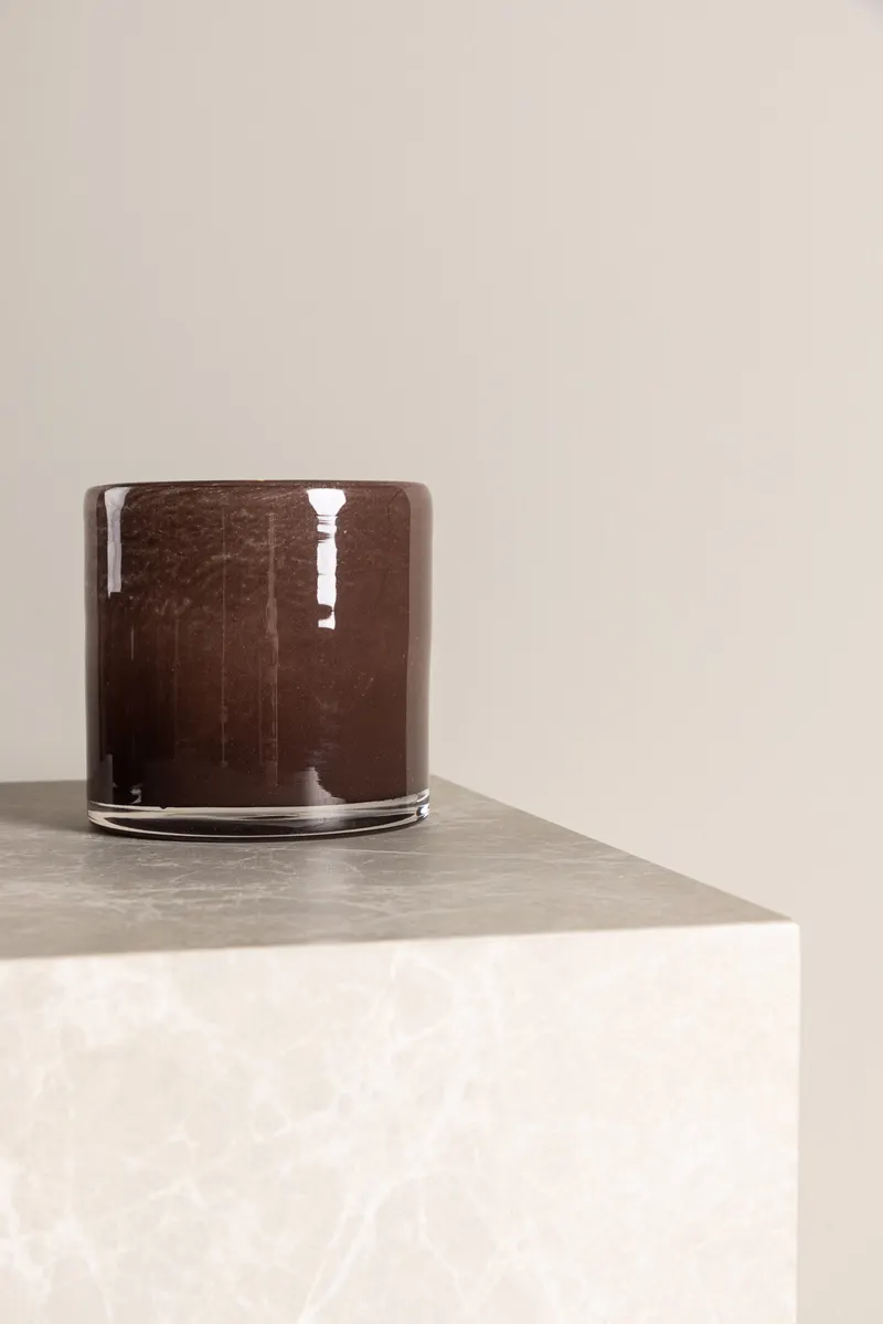 Glora zylindrisches Windlicht aus Glas in Ø 12 cm, Braun, im Wohnraum, Ansicht 2