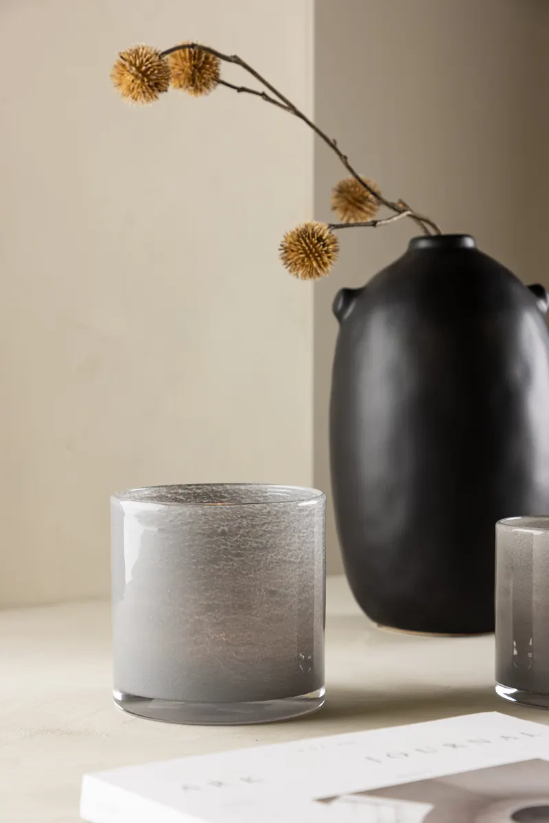 Glora zylindrisches Windlicht aus Glas in Ø 12 cm, Hellgrau, im Wohnraum, Ansicht 1