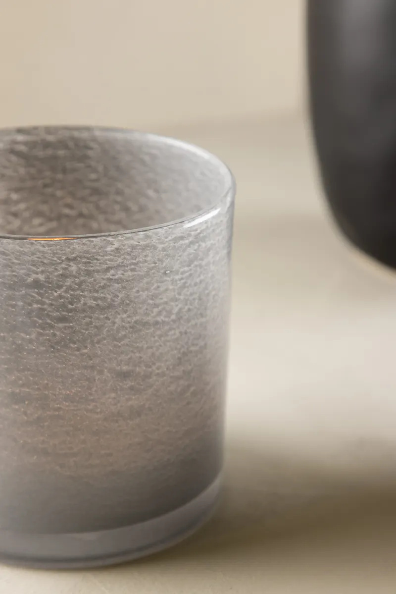 Glora zylindrisches Windlicht aus Glas in Ø 12 cm, Hellgrau, im Wohnraum, Ansicht 2
