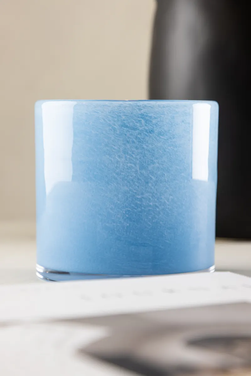 Glora zylindrisches Windlicht aus Glas in Ø 12 cm, Hellblau, im Wohnraum, Ansicht 1
