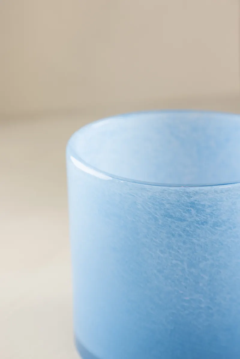 Glora zylindrisches Windlicht aus Glas in Ø 12 cm, Hellblau, im Wohnraum, Ansicht 2