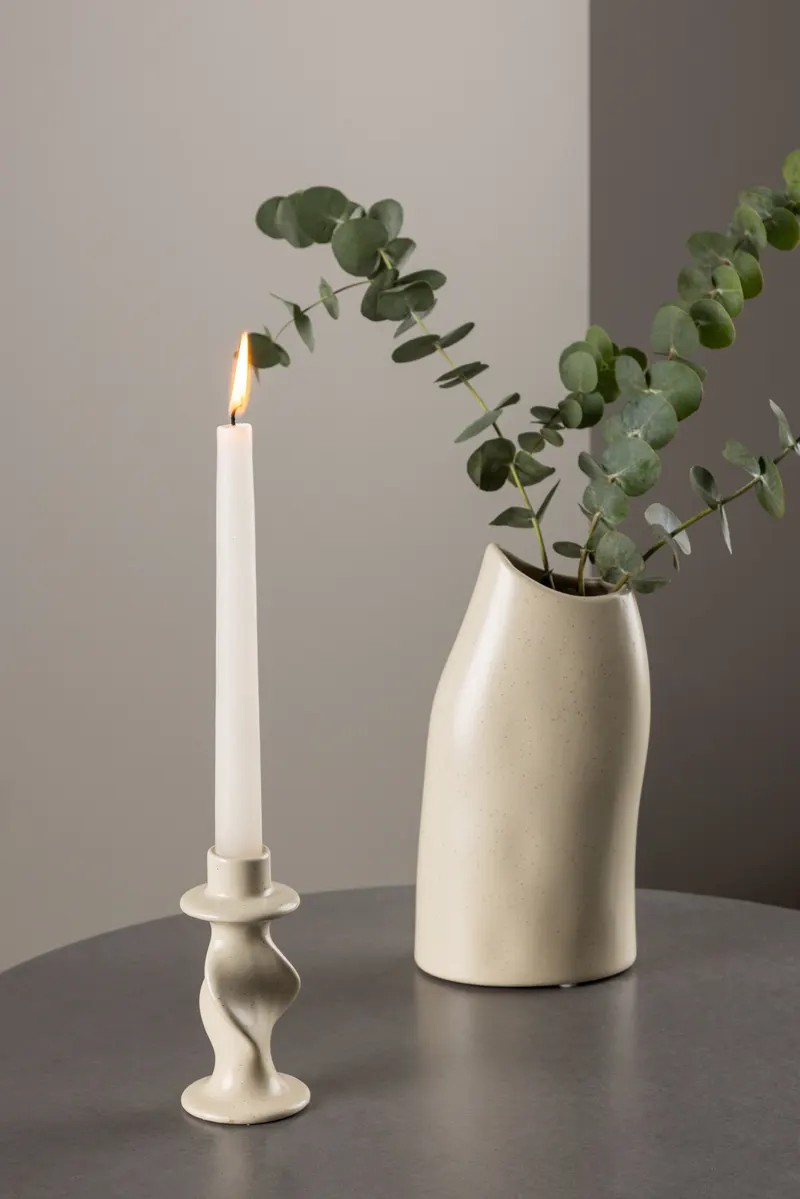Glory Kerzenständer aus Steinzeug mit gewelltem Schaft in Beige, im Wohnraum, Ansicht 1