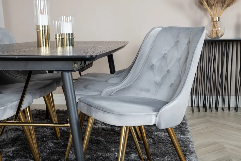 Gold & Velvet Deluxe Essgruppe mit ausziehbarem Esstisch und 6 Samtstühlen mit Knopfheftung in Hellgrau, Gestell Messing gebürstet, im Wohnraum, Ansicht 3