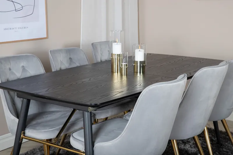 Gold & Velvet Deluxe Essgruppe mit ausziehbarem Esstisch und 6 Samtstühlen mit Knopfheftung in Hellgrau, Gestell Messing gebürstet, im Wohnraum, Ansicht 4