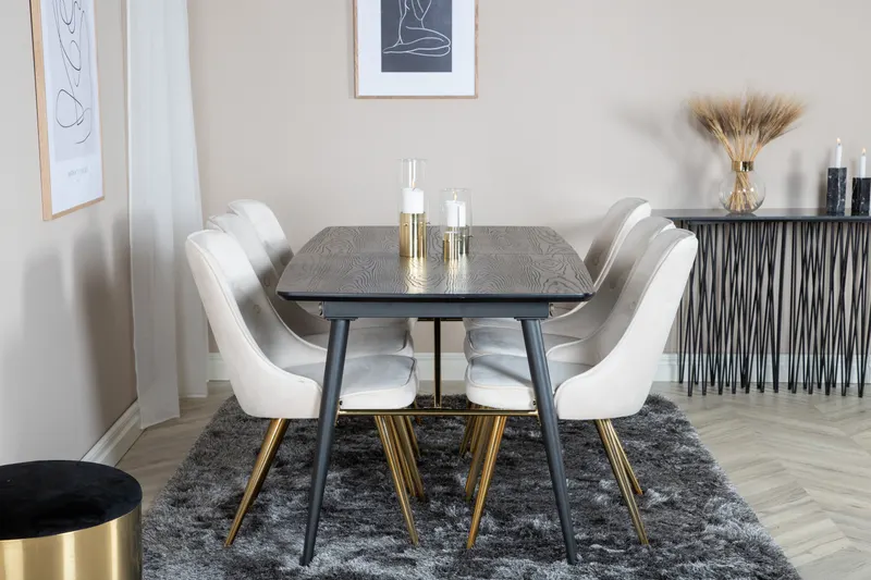 Gold & Velvet Deluxe Essgruppe mit ausziehbarem Esstisch und 6 Samtstühlen mit Knopfheftung in Beige, Gestell Messing gebürstet, im Wohnraum, Ansicht 1