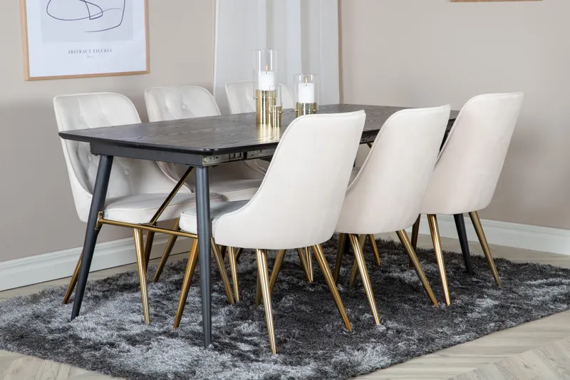 Gold & Velvet Deluxe Essgruppe mit ausziehbarem Esstisch und 6 Samtstühlen mit Knopfheftung in Beige, Gestell Messing gebürstet, im Wohnraum, Ansicht 2