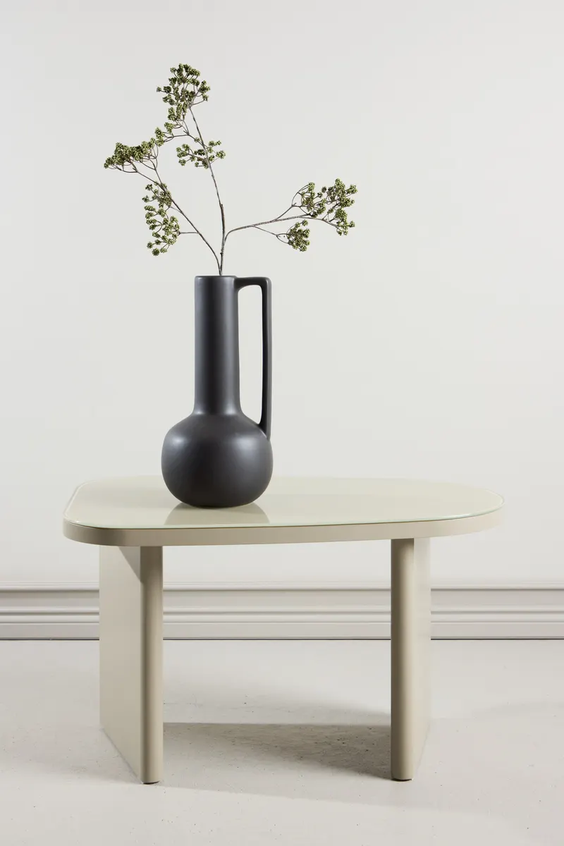 Grönvik Beistelltisch mit abgerundeter Platte in Beige, im Wohnraum, Ansicht 1