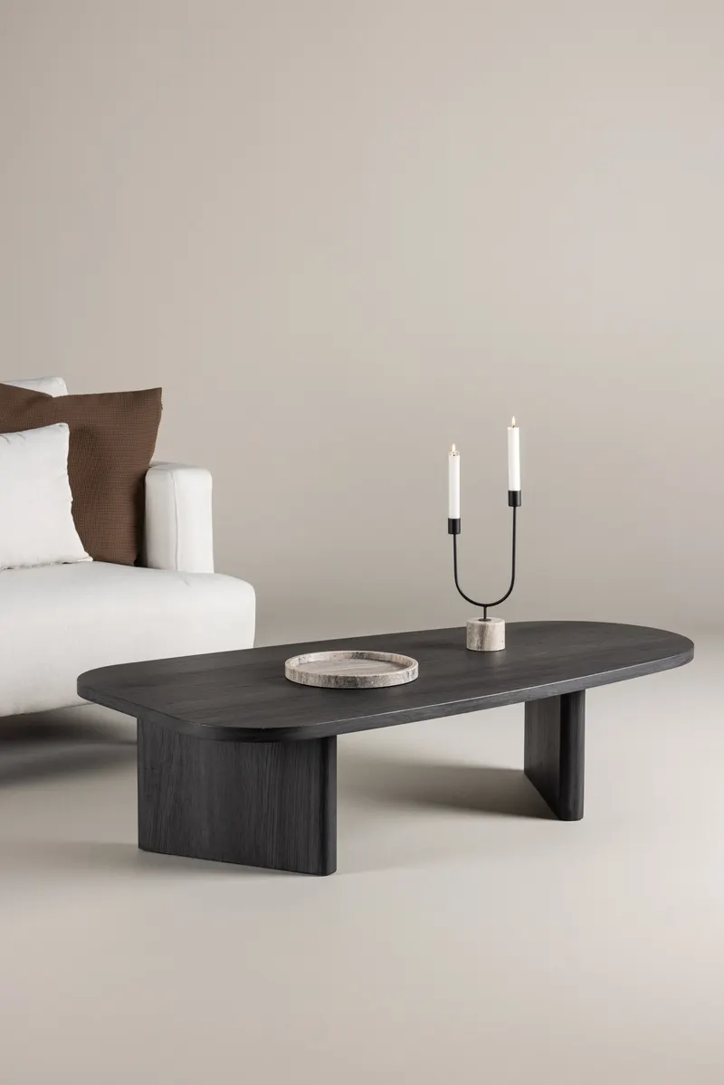 Grönvik Couchtisch mit gerundeter Platte auf zwei Wangen in 130 × 65 cm, Schwarz, im Wohnraum, Ansicht 1
