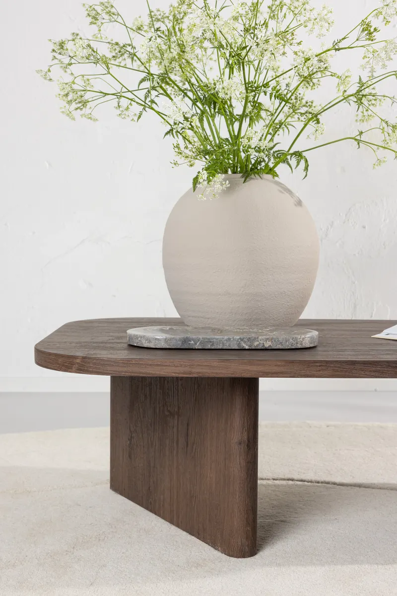 Grönvik Couchtisch mit gerundeter Platte auf zwei Wangen in 130 × 65 cm, Mokka, im Wohnraum, Ansicht 2