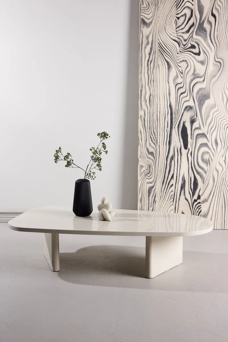 Grönvik Couchtisch mit gerundeter Platte auf zwei Wangen in 130 × 65 cm, Beige, im Wohnraum, Ansicht 1