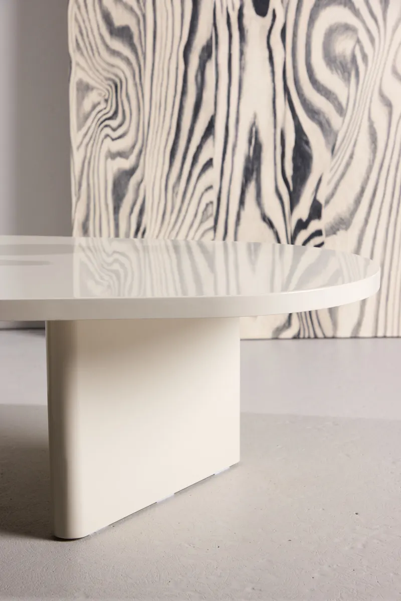 Grönvik Couchtisch mit gerundeter Platte auf zwei Wangen in 130 × 65 cm, Beige, im Wohnraum, Ansicht 2