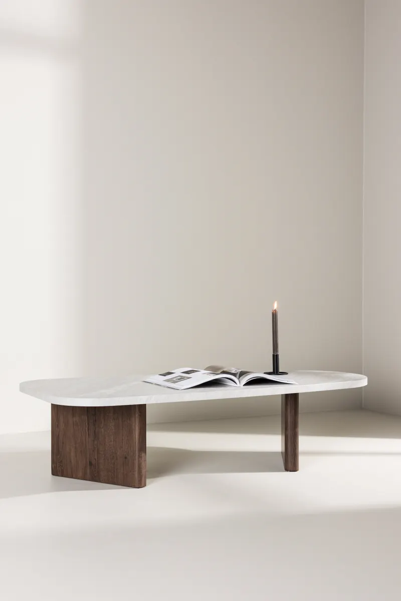 Grönvik Couchtisch mit gerundeter Platte auf zwei Wangen in 130 × 65 cm, Hellgrau, Gestell Mokka, im Wohnraum, Ansicht 1