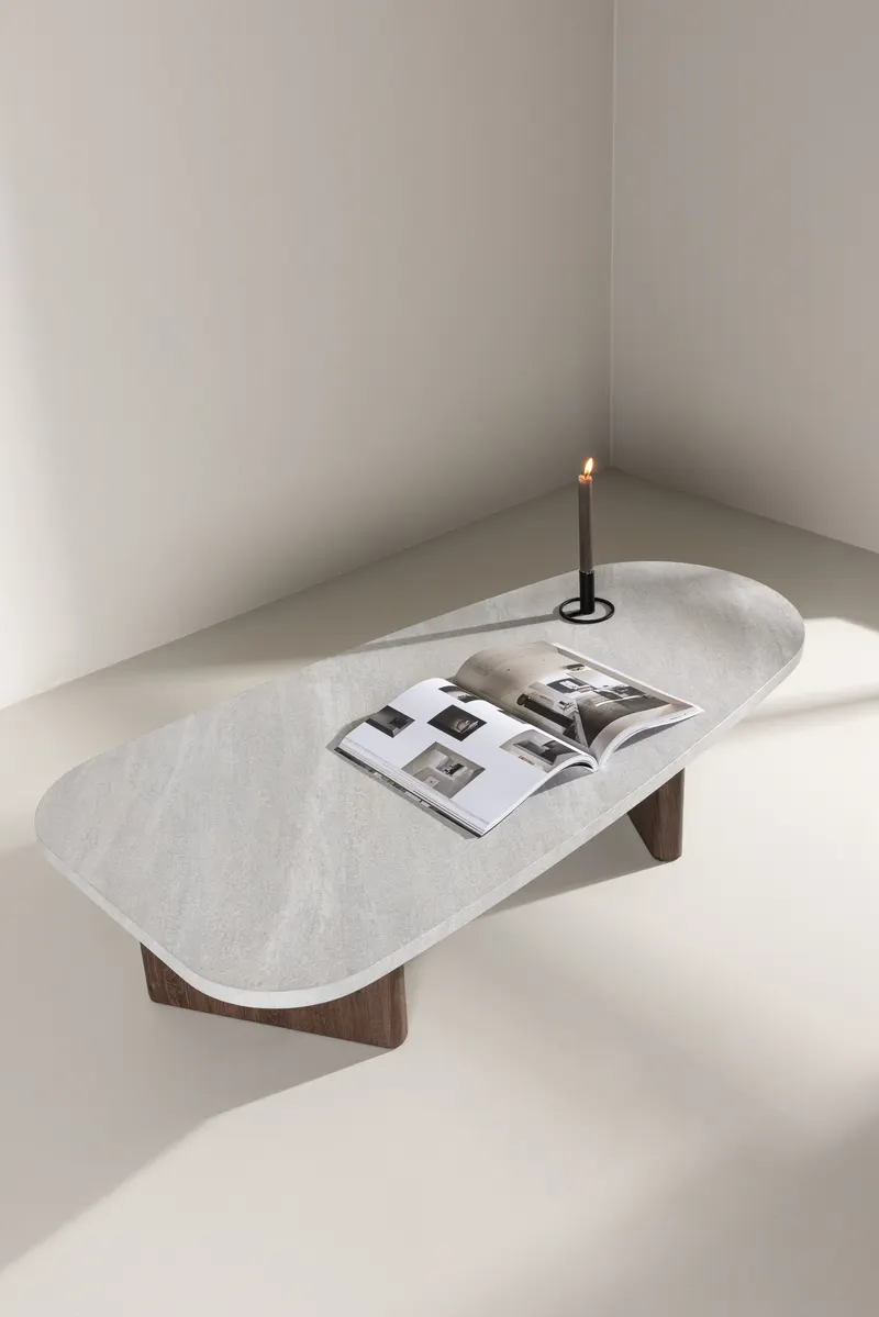 Grönvik Couchtisch mit gerundeter Platte auf zwei Wangen in 130 × 65 cm, Hellgrau, Gestell Mokka, im Wohnraum, Ansicht 2