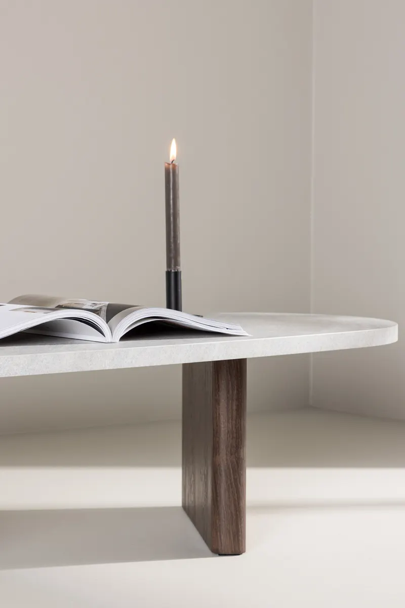 Grönvik Couchtisch mit gerundeter Platte auf zwei Wangen in 130 × 65 cm, Hellgrau, Gestell Mokka, im Wohnraum, Ansicht 3