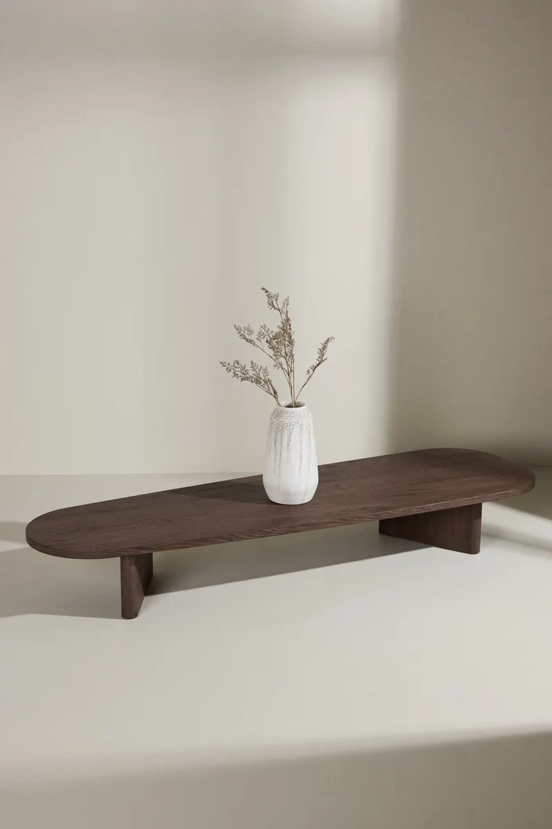 Grönvik Couchtisch mit gerundeter Platte auf zwei Wangen in 180 × 55 cm, Mokka, im Wohnraum, Ansicht 1