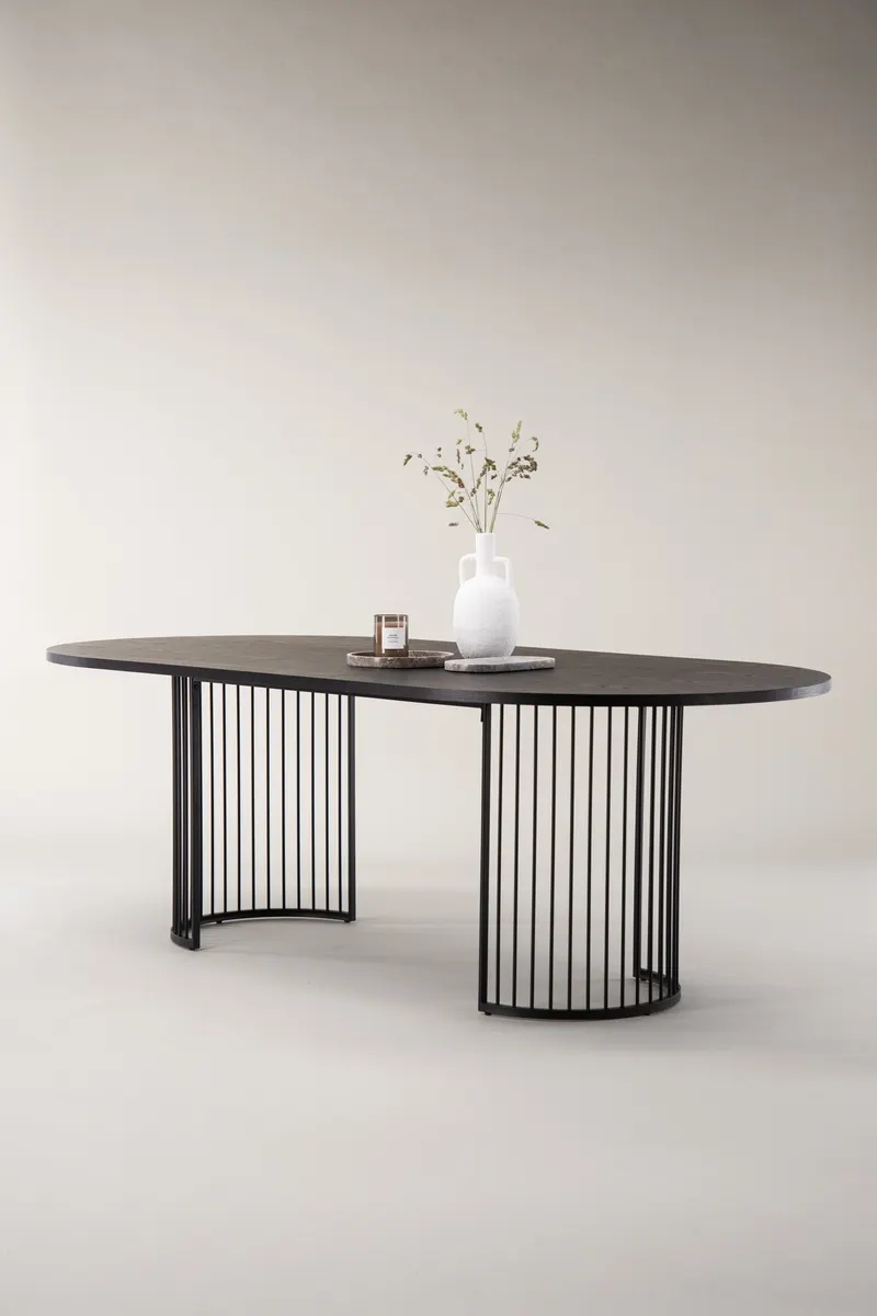 Hamneskär ovaler Esstisch 220 × 110 cm in Schwarz, im Wohnraum, Ansicht 2