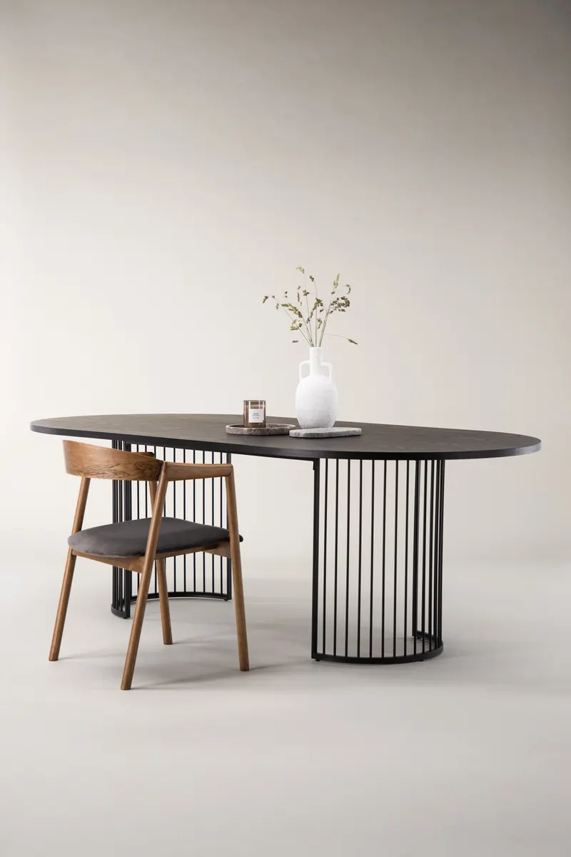 Hamneskär ovaler Esstisch 220 × 110 cm in Schwarz, im Wohnraum, Ansicht 1
