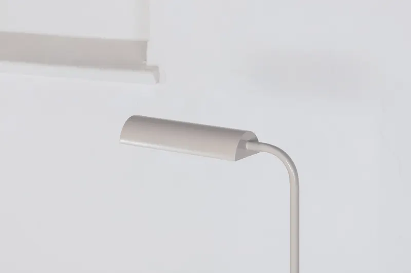 Harmonica Stehlampe mit waagrechtem Leuchtenkopf, im Wohnraum, Ansicht 3