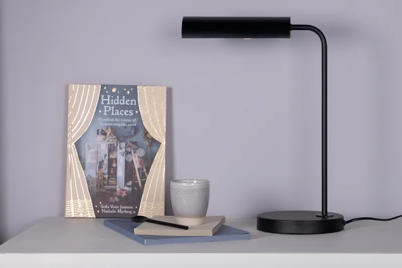 Harmonica Tischlampe aus schwarzem Stahl mit gebogenem Arm, im Wohnraum, Ansicht 1