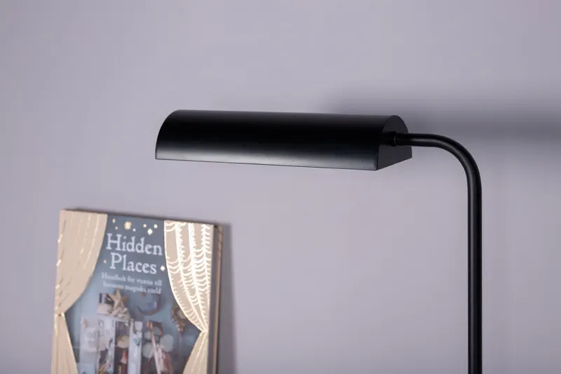 Harmonica Tischlampe aus schwarzem Stahl mit gebogenem Arm, im Wohnraum, Ansicht 2