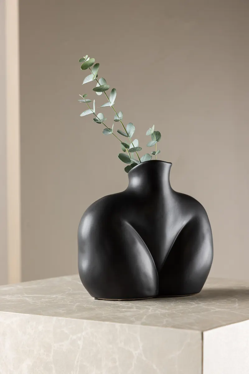 Harvey Vase in weiblicher Körperform aus Steinzeug in Schwarz, im Wohnraum, Ansicht 1