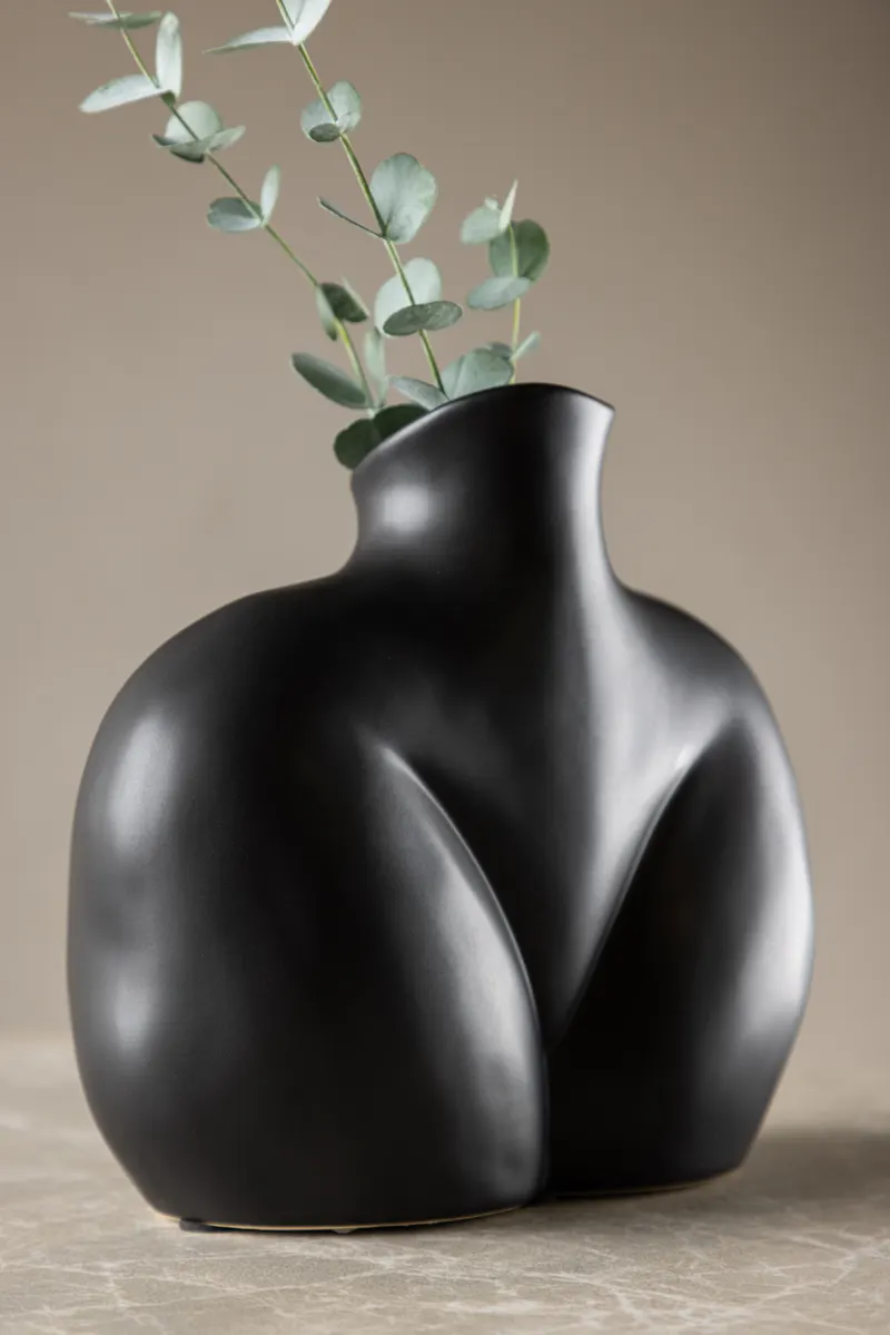 Harvey Vase in weiblicher Körperform aus Steinzeug in Schwarz, im Wohnraum, Ansicht 2