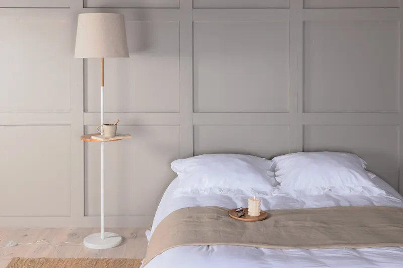 Hattman Stehlampe mit Ablage und weißem Marmorfuß