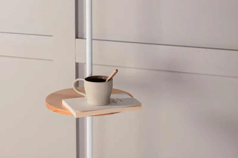 Hattman Stehlampe mit Ablage und Marmorfuß, im Wohnraum, Ansicht 2