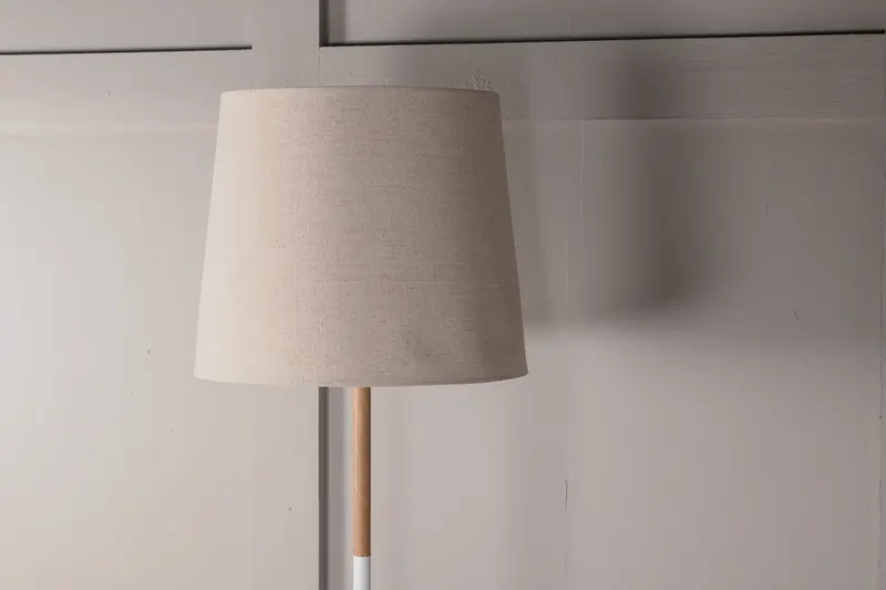 Hattman Stehlampe mit Ablage und Marmorfuß, im Wohnraum, Ansicht 3
