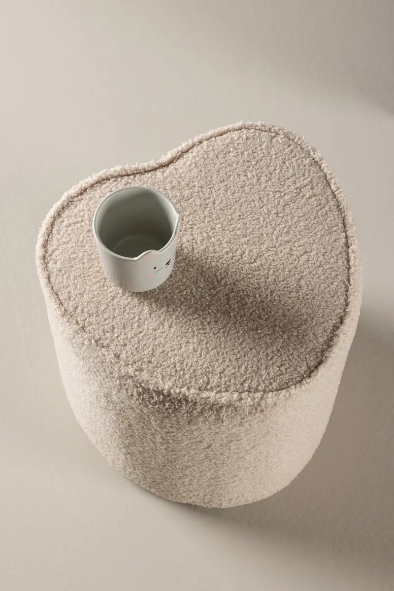 Heart Kinderhocker in Herzform aus Teddystoff, im Wohnraum, Ansicht 2