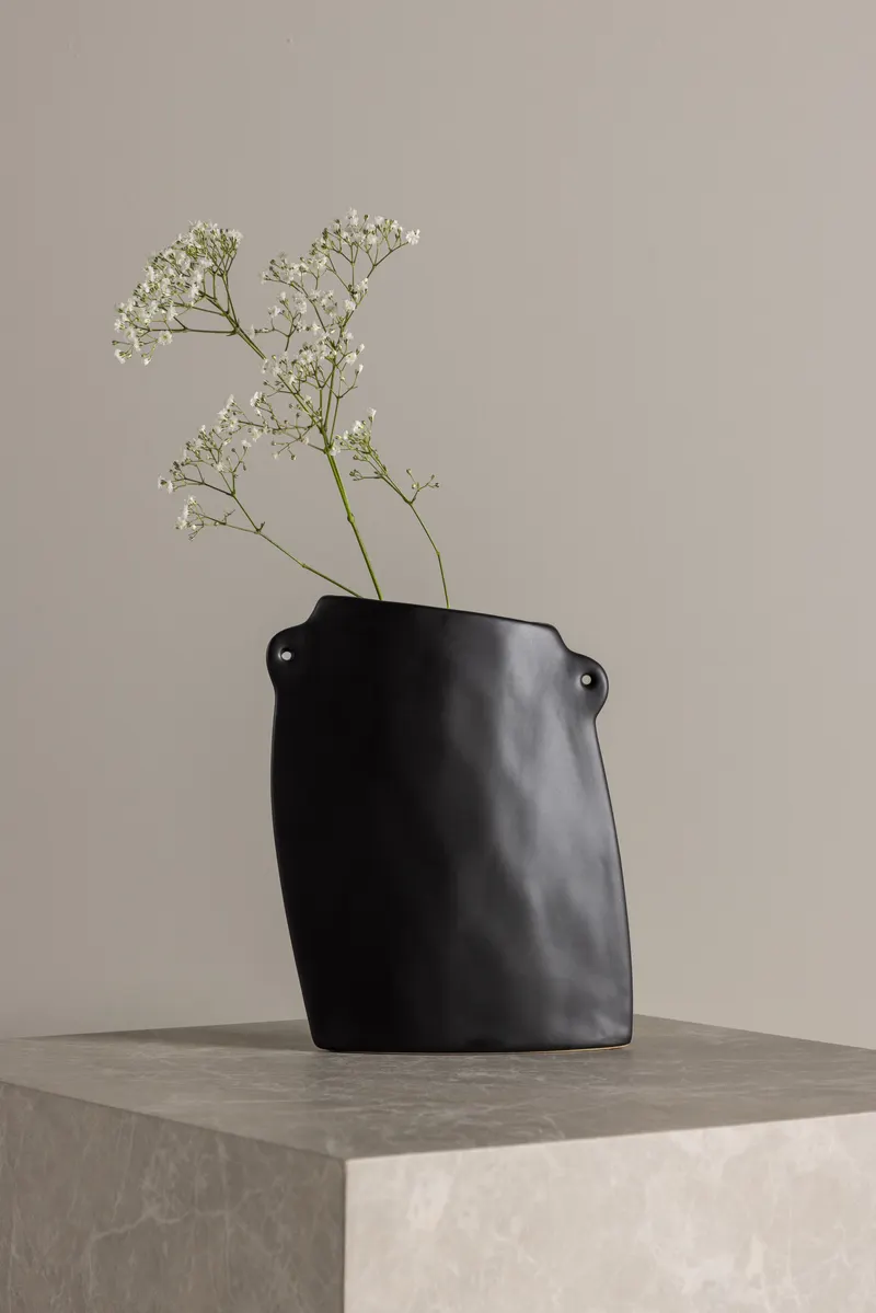 Hie flache Vase mit zwei kleinen Henkeln, im Wohnraum, Ansicht 1