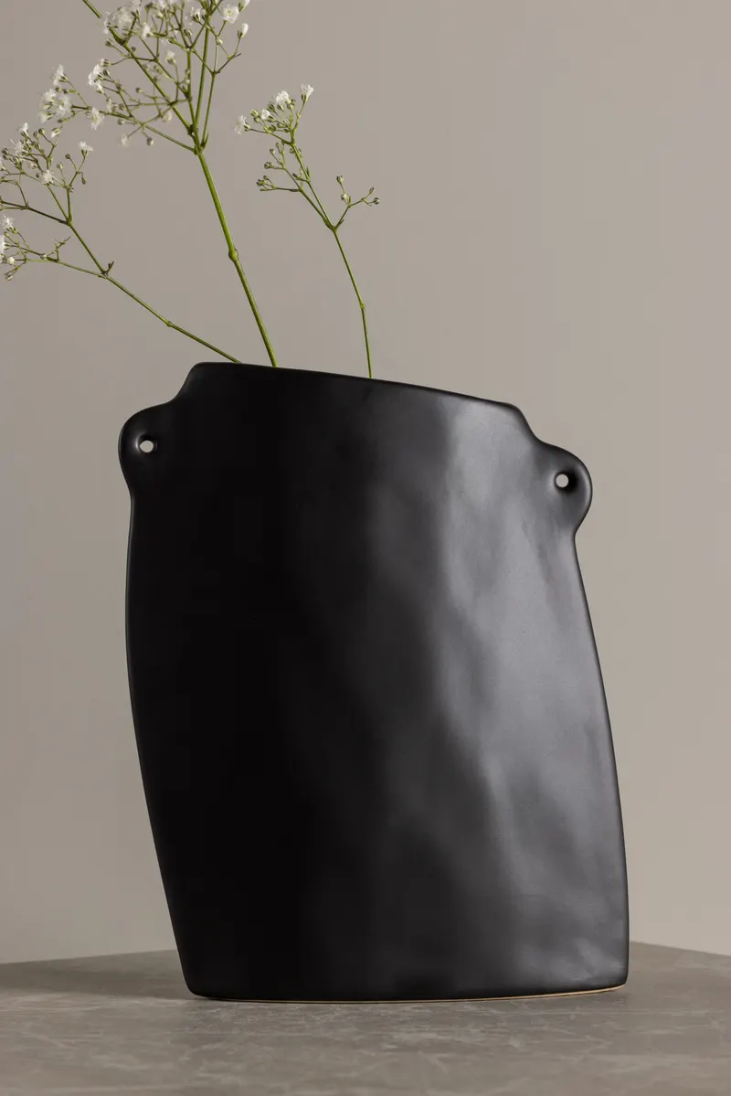 Hie flache Vase mit zwei kleinen Henkeln, im Wohnraum, Ansicht 2
