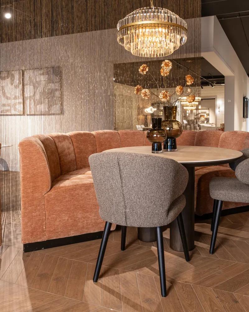Hillpark Esszimmerbank, individuell konfigurierbar, feuerhemmend, runde Ecke von Richmond Interiors, Wohnbeispiel 5, im Wohnraum