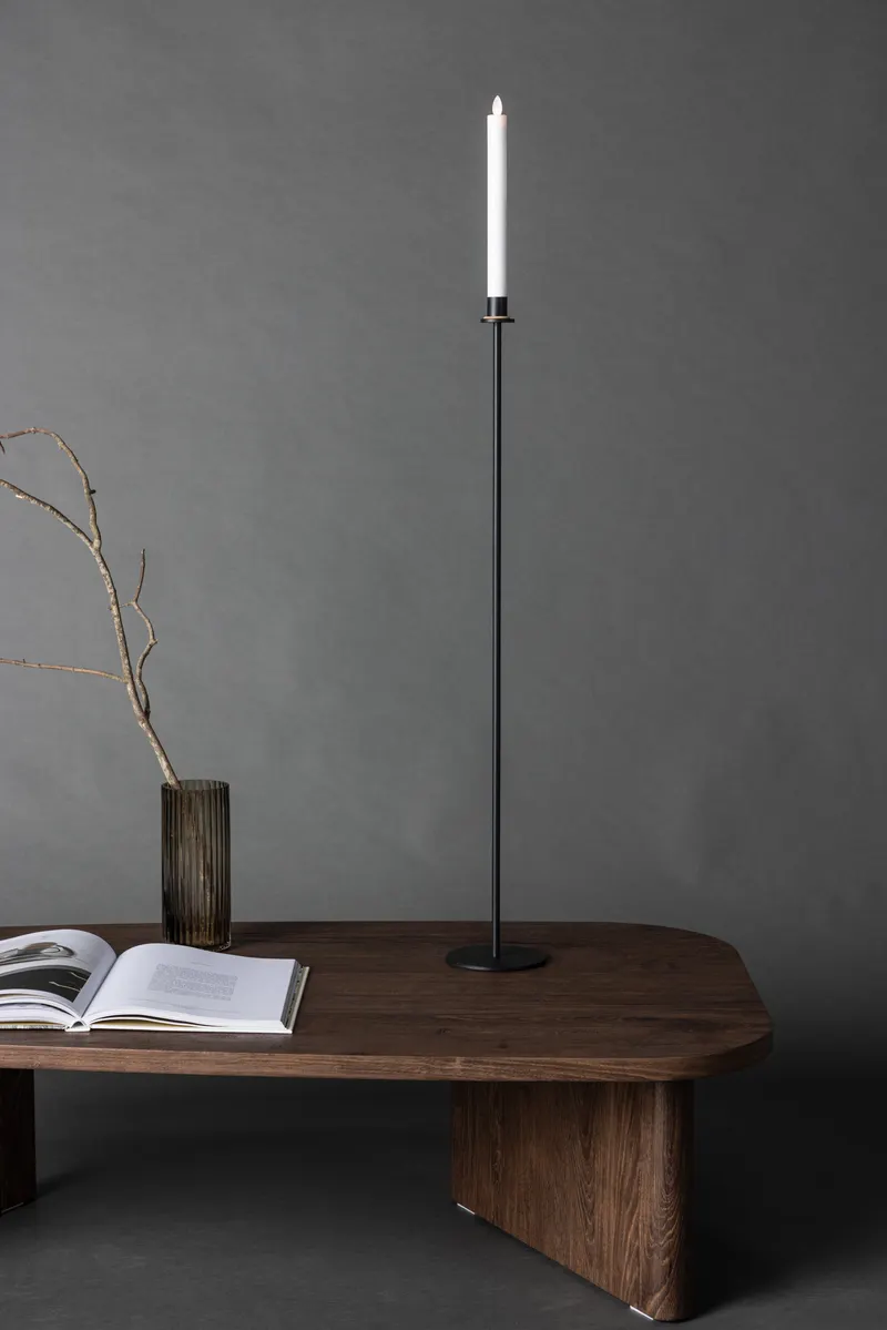 Högehall H102 LED-Kerzenständer aus Stahl, 102 cm hoch, im Wohnraum, Ansicht 1