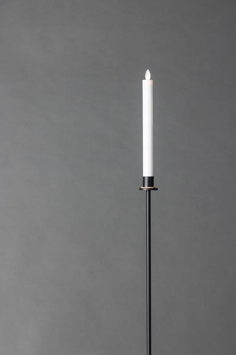 Högehall H102 LED-Kerzenständer aus Stahl, 102 cm hoch, im Wohnraum, Ansicht 2