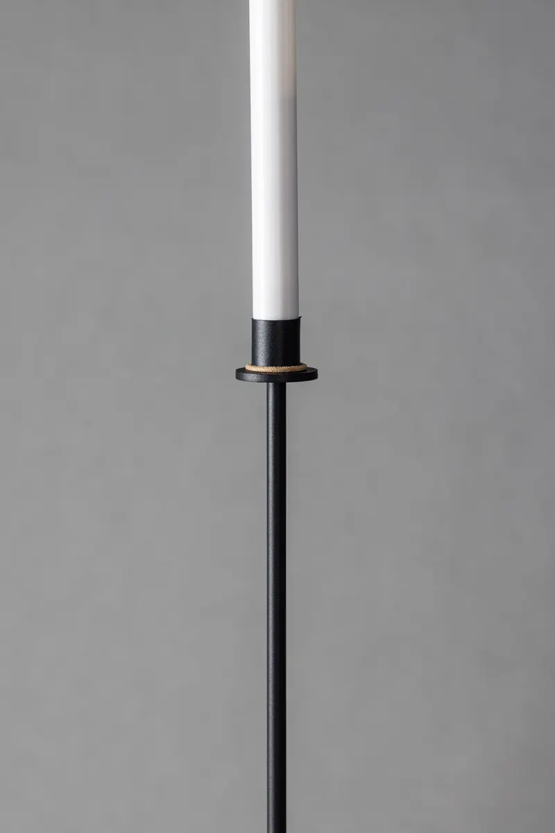 Högehall H102 LED-Kerzenständer aus Stahl, 102 cm hoch, im Wohnraum, Ansicht 3