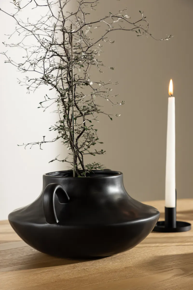 Holda flacher Blumentopf mit zwei Henkeln in Schwarz, im Wohnraum, Ansicht 2