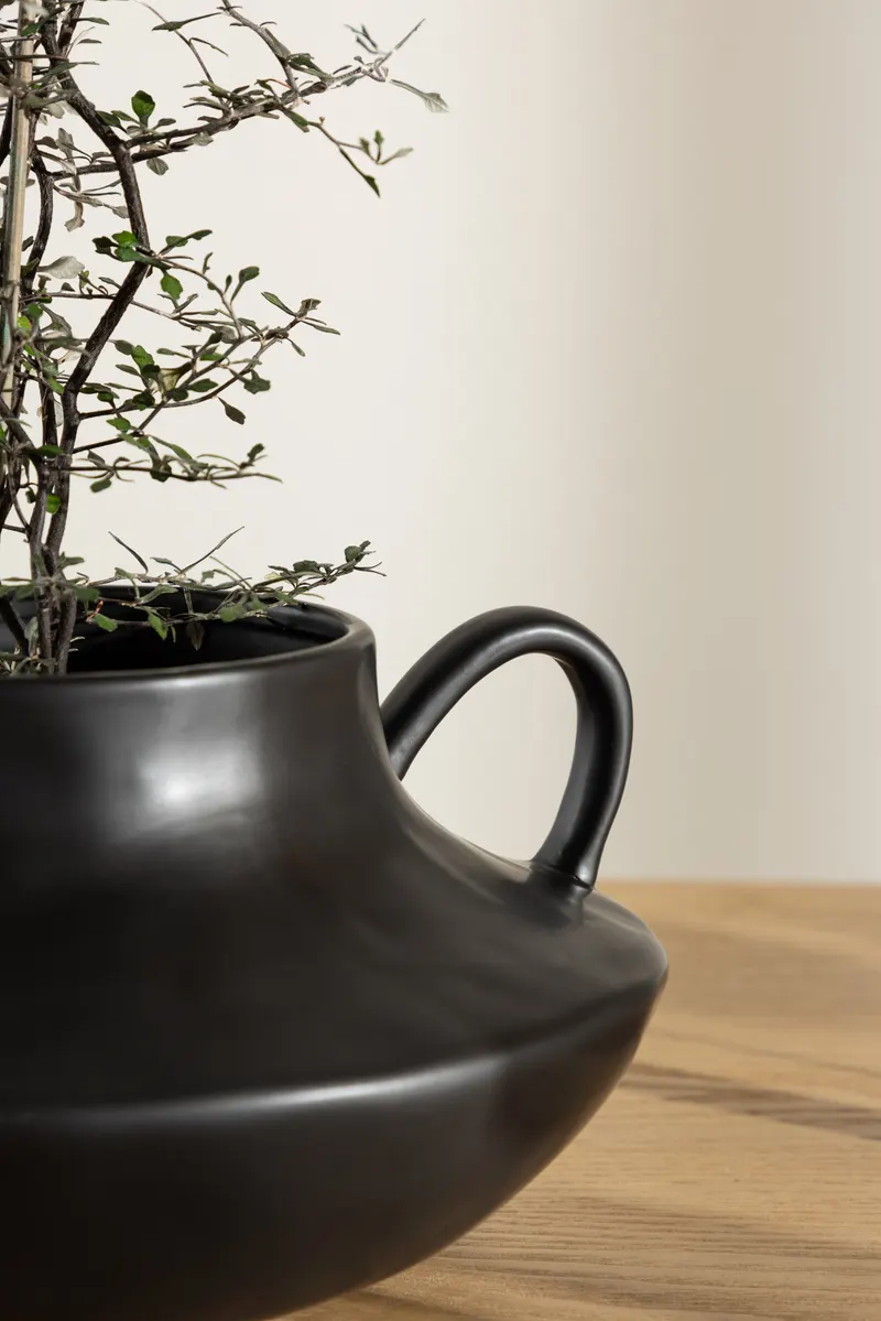 Holda flacher Blumentopf mit zwei Henkeln in Schwarz, im Wohnraum, Ansicht 3