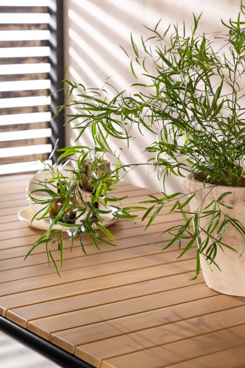 Holmbeck Gartentisch aus Akazie mit Stahlgestell, im Wohnraum, Ansicht 3